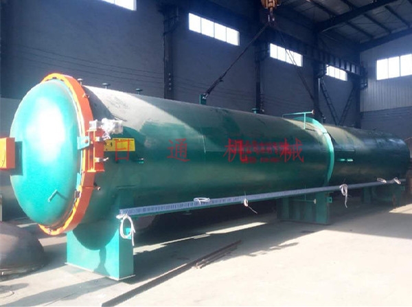 貴州客戶現(xiàn)場來考察木材防腐罐，日通機械熱烈歡迎！